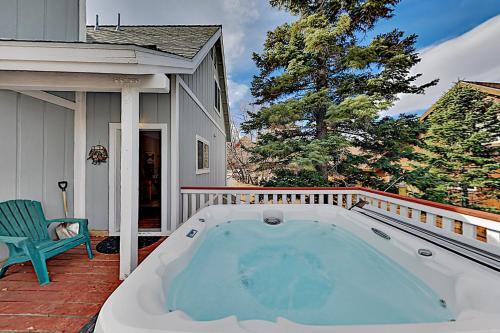 Moonridge Home - Private Hot Tub & Horseshoe Pit Home