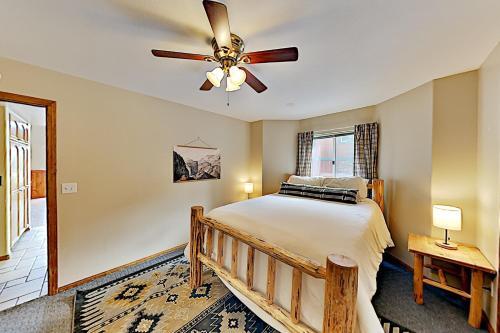Moonridge Home - Private Hot Tub & Horseshoe Pit Home