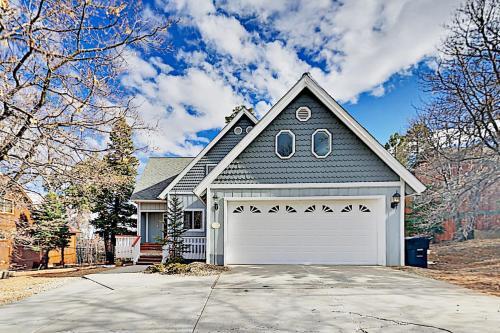 Moonridge Home - Private Hot Tub & Horseshoe Pit Home