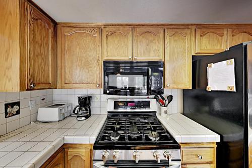 Moonridge Home - Private Hot Tub & Horseshoe Pit Home