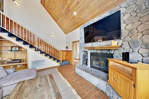 Moonridge Home - Private Hot Tub & Horseshoe Pit Home