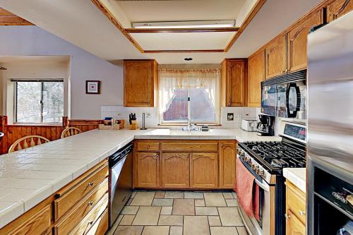 Moonridge Home - Private Hot Tub & Horseshoe Pit Home