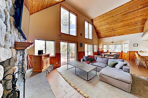 Moonridge Home - Private Hot Tub & Horseshoe Pit Home