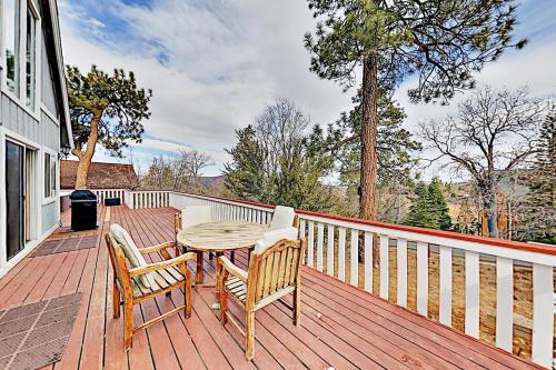 Moonridge Home - Private Hot Tub & Horseshoe Pit Home