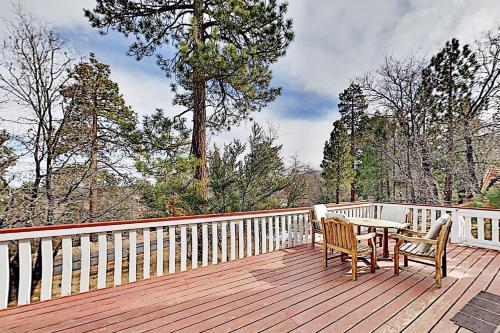 Moonridge Home - Private Hot Tub & Horseshoe Pit Home