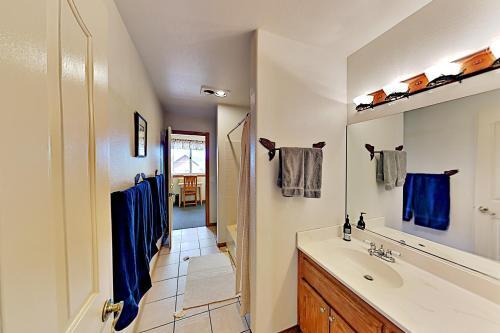 Moonridge Home - Private Hot Tub & Horseshoe Pit Home