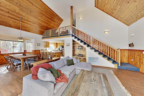 Moonridge Home - Private Hot Tub & Horseshoe Pit Home