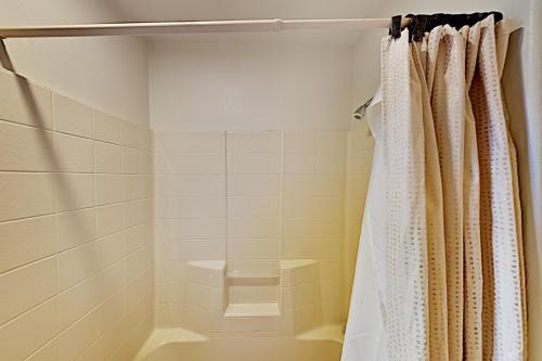 Moonridge Home - Private Hot Tub & Horseshoe Pit Home