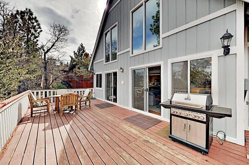 Moonridge Home - Private Hot Tub & Horseshoe Pit Home