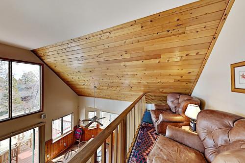 Moonridge Home - Private Hot Tub & Horseshoe Pit Home