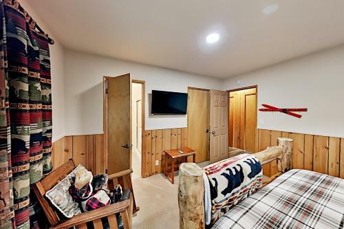 Dual-suite Mountain Getaway - Walk To Lake, Dining Home