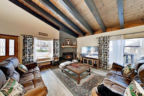 Dual-suite Mountain Getaway - Walk To Lake, Dining Home