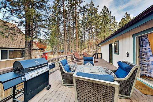 Dual-suite Mountain Getaway - Walk To Lake, Dining Home