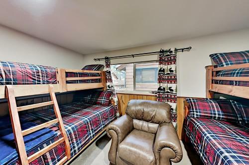 Dual-suite Mountain Getaway - Walk To Lake, Dining Home