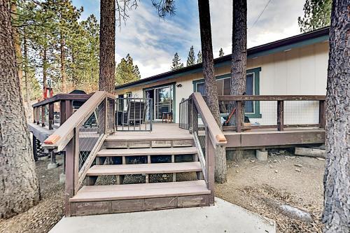 Dual-suite Mountain Getaway - Walk To Lake, Dining Home