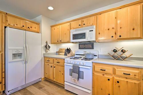 Hillside Hideaway With Hot Tub, 2 Mi To Ski Mtn