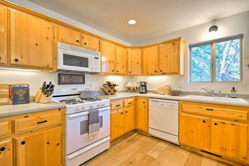 Hillside Hideaway With Hot Tub, 2 Mi To Ski Mtn