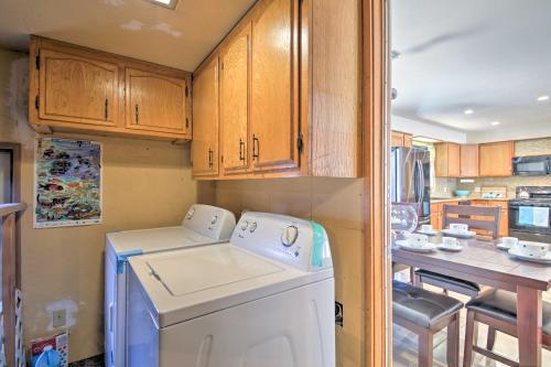 Big Bear Home With Yard - 2 Mi To Lake And Skiing!