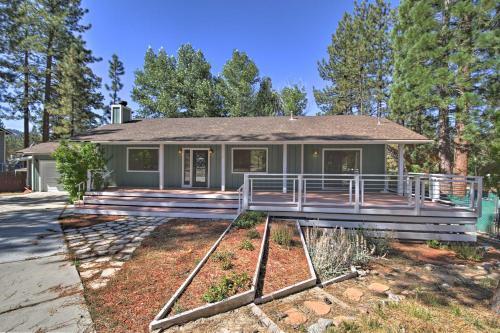 Big Bear Home With Yard - 2 Mi To Lake And Skiing!