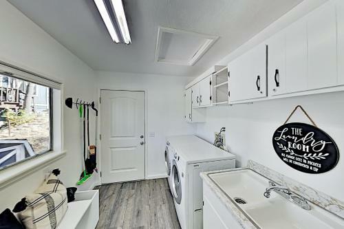 Bluebird Ridge - Game Room - Walk To Skiing, Golf Home