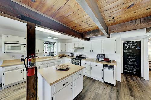 Bluebird Ridge - Game Room - Walk To Skiing, Golf Home