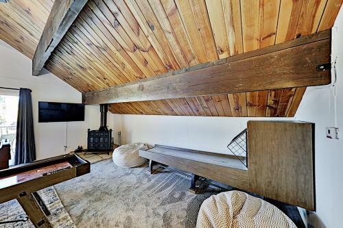 Bluebird Ridge - Game Room - Walk To Skiing, Golf Home