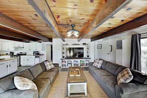 Bluebird Ridge - Game Room - Walk To Skiing, Golf Home