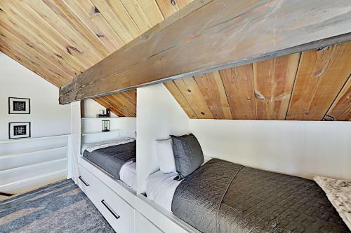 Bluebird Ridge - Game Room - Walk To Skiing, Golf Home