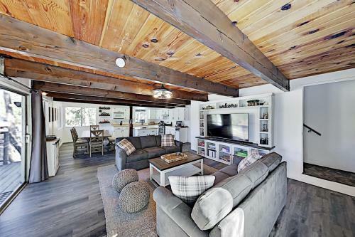 Bluebird Ridge - Game Room - Walk To Skiing, Golf Home