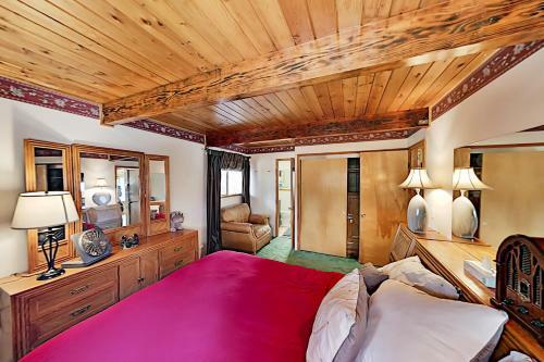 Walk To Resort! Summit Basecamp With Private Hot Tub Home