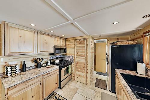 Walk To Resort! Summit Basecamp With Private Hot Tub Home