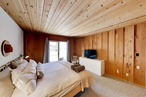 Moonridge Basecamp - Hot Tub, Foosball - By Slopes Home