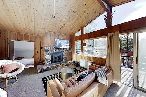 Moonridge Basecamp - Hot Tub, Foosball - By Slopes Home