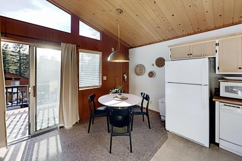 Moonridge Basecamp - Hot Tub, Foosball - By Slopes Home