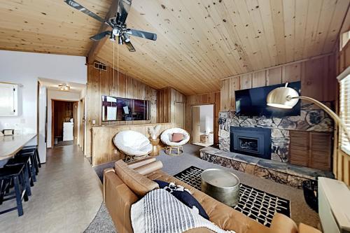 Moonridge Basecamp - Hot Tub, Foosball - By Slopes Home