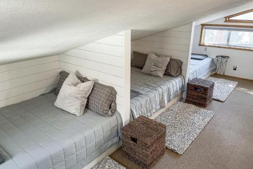 Moonridge Basecamp - Hot Tub, Foosball - By Slopes Home