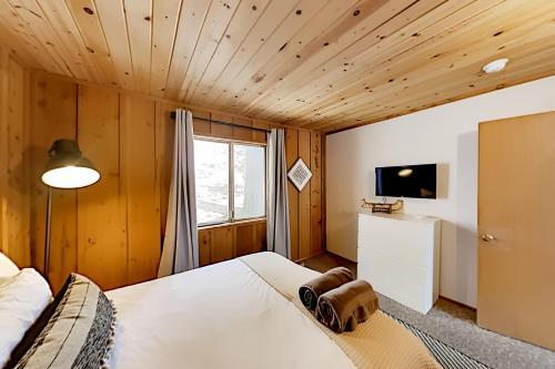 Moonridge Basecamp - Hot Tub, Foosball - By Slopes Home
