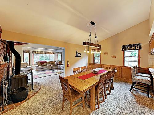 Custom Retreat With Hot Tub & Garage Home