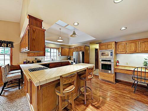 Custom Retreat With Hot Tub & Garage Home