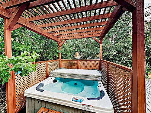 Custom Retreat With Hot Tub & Garage Home