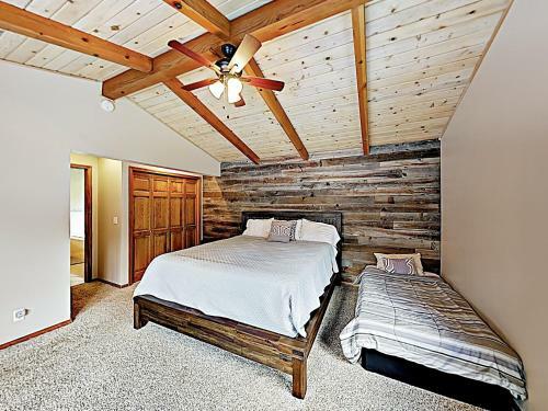 Custom Retreat With Hot Tub & Garage Home