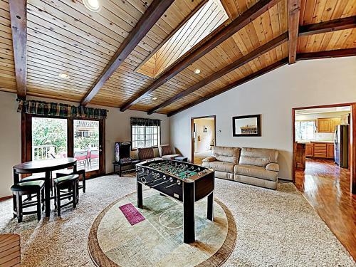 Custom Retreat With Hot Tub & Garage Home