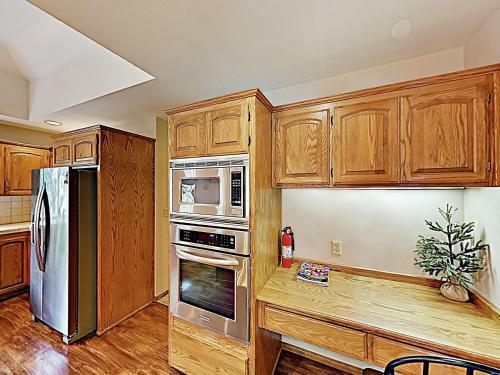 Custom Retreat With Hot Tub & Garage Home
