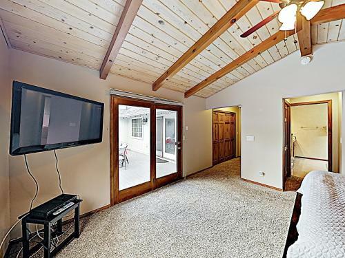 Custom Retreat With Hot Tub & Garage Home