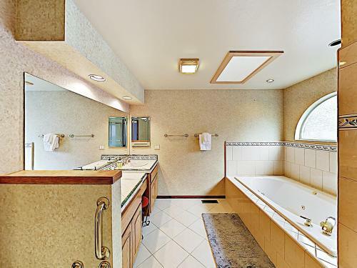 Custom Retreat With Hot Tub & Garage Home