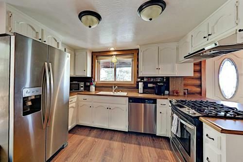 Beautiful Log House - Large Deck & Private Hot Tub Home