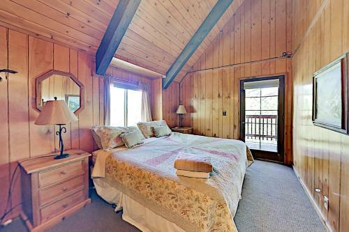 Beautiful Log House - Large Deck & Private Hot Tub Home