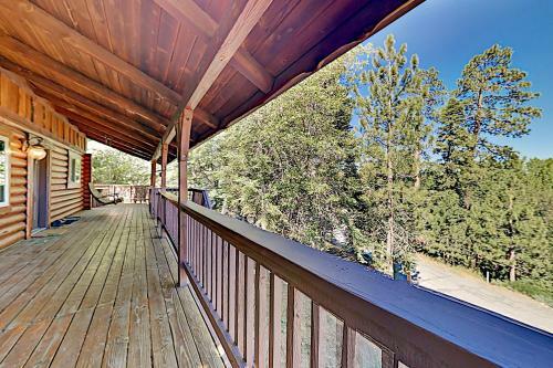 Beautiful Log House - Large Deck & Private Hot Tub Home