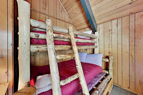 Beautiful Log House - Large Deck & Private Hot Tub Home
