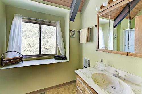 Beautiful Log House - Large Deck & Private Hot Tub Home
